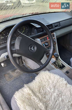 Седан Mercedes-Benz E-Class 1986 в 