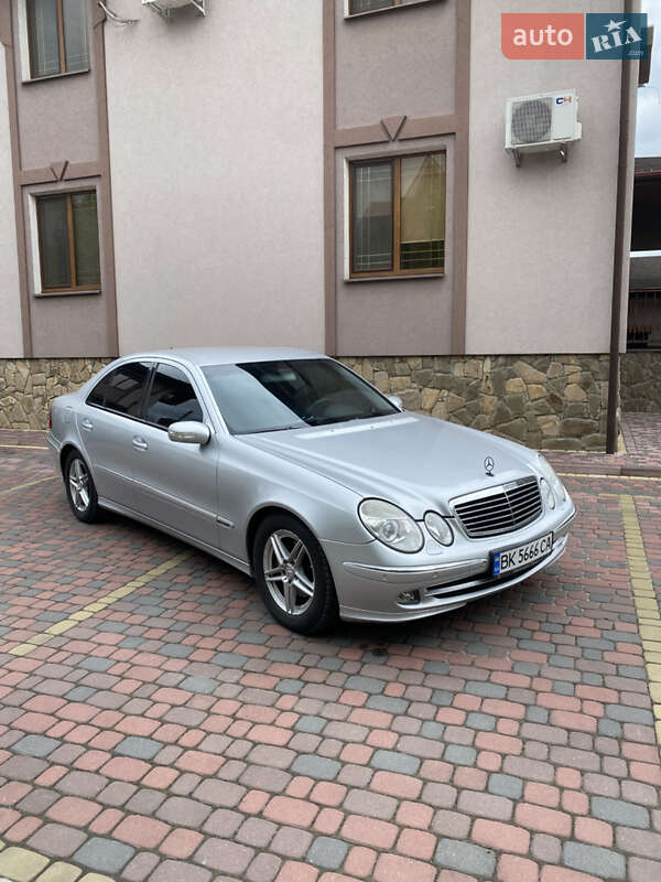 Седан Mercedes-Benz E-Class 2005 в Вараші