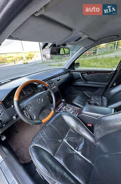 Седан Mercedes-Benz E-Class 2000 в 