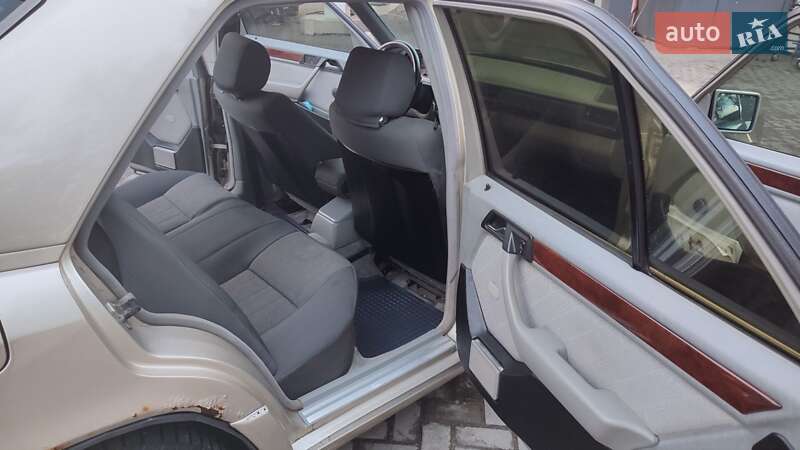 Седан Mercedes-Benz E-Class 1993 в Чернівцях