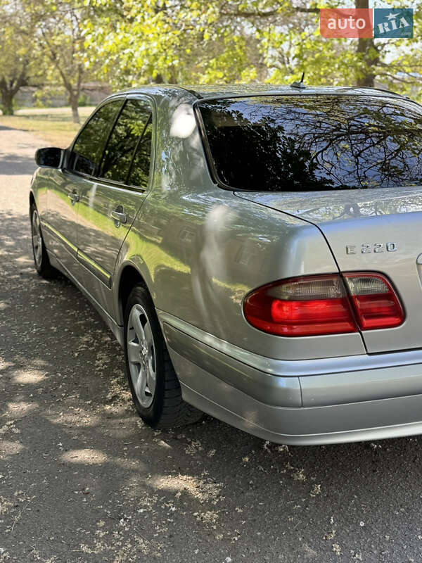 Седан Mercedes-Benz E-Class 2001 в Запоріжжі