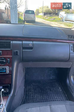 Седан Mercedes-Benz E-Class 2000 в 