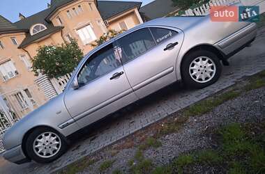 Седан Mercedes-Benz E-Class 2000 в 