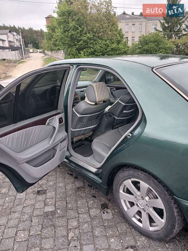 Седан Mercedes-Benz E-Class 2000 в Кременце