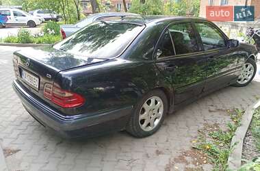 Седан Mercedes-Benz E-Class 2000 в 