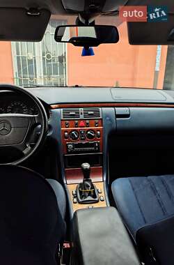 Седан Mercedes-Benz E-Class 1995 в 