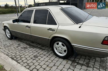 Седан Mercedes-Benz E-Class 1995 в Львове