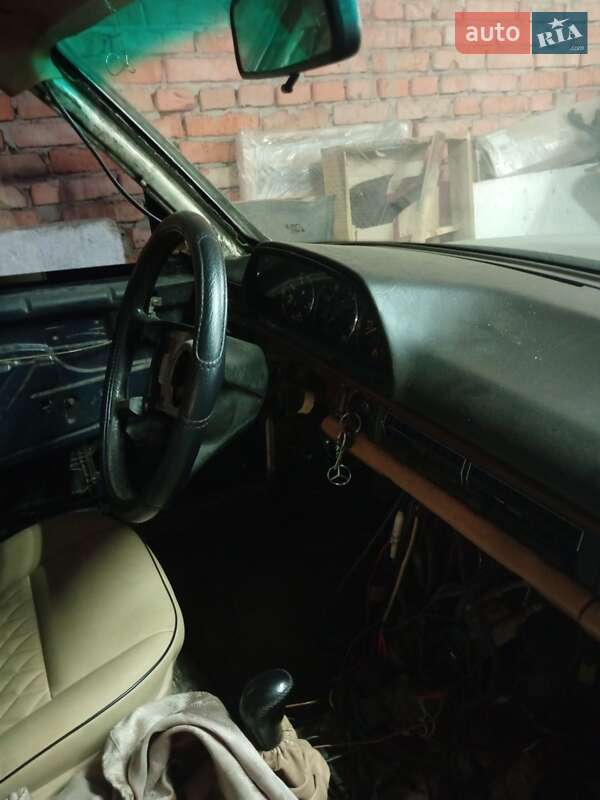 Седан Mercedes-Benz E-Class 1982 в Переяславе