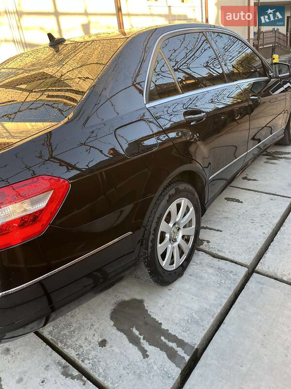 Седан Mercedes-Benz E-Class 2011 в Виноградові