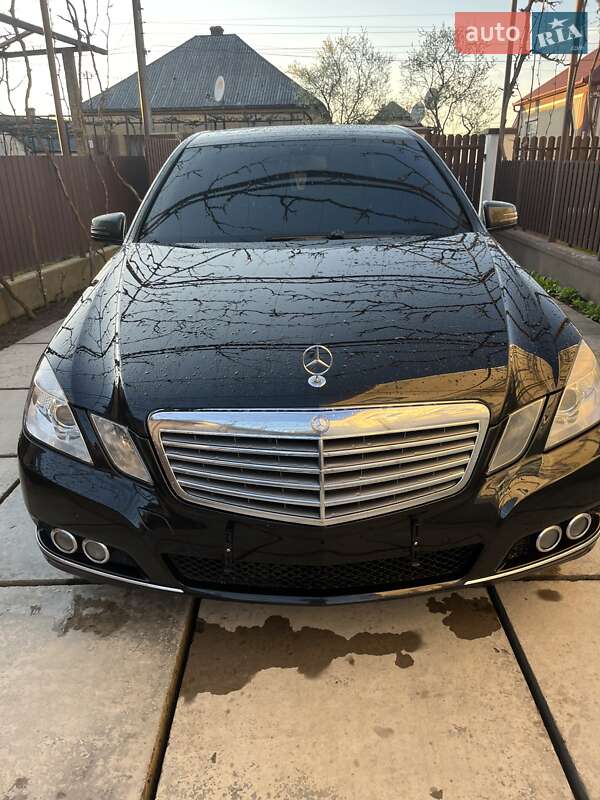 Седан Mercedes-Benz E-Class 2011 в Виноградові