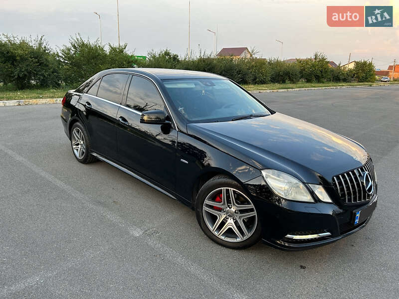 Седан Mercedes-Benz E-Class 2011 в Буче