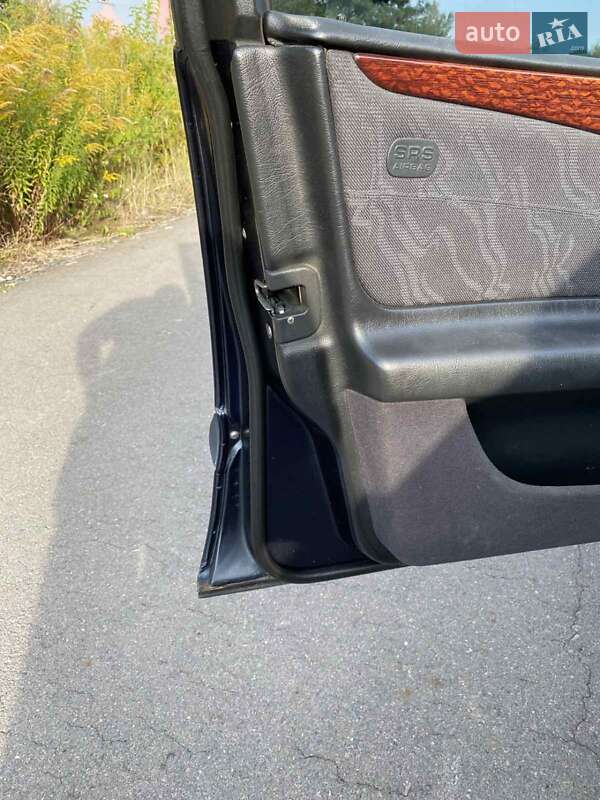 Седан Mercedes-Benz E-Class 1998 в Ровно