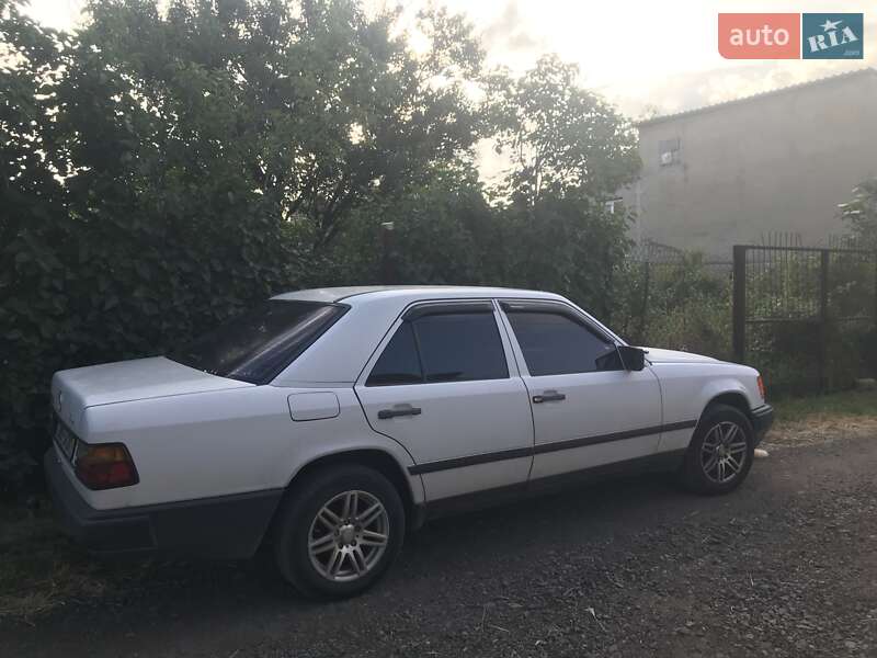 Седан Mercedes-Benz E-Class 1988 в Одессе