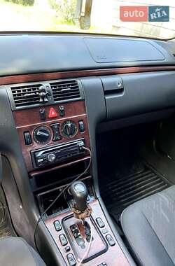Седан Mercedes-Benz E-Class 2000 в 