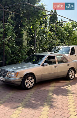 Седан Mercedes-Benz E-Class 1992 в Іршаві