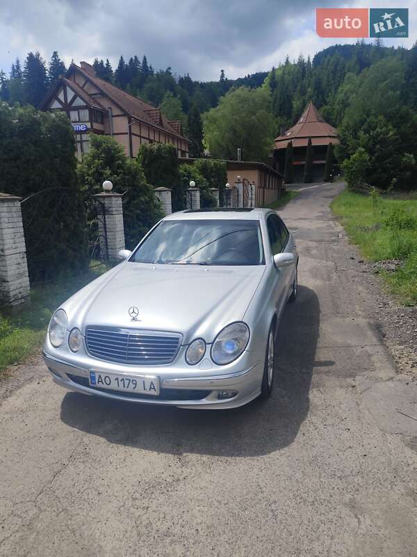 Седан Mercedes-Benz E-Class 2006 в Воловце