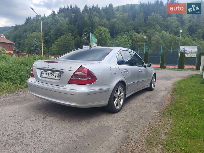 Седан Mercedes-Benz E-Class 2006 в Воловце