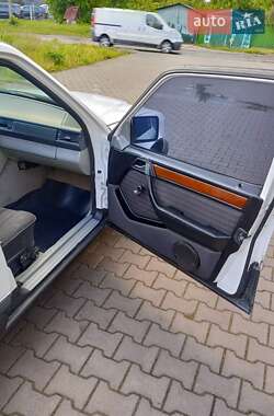 Седан Mercedes-Benz E-Class 1988 в 