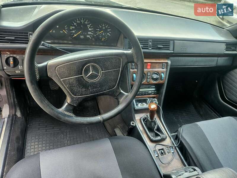 Седан Mercedes-Benz E-Class 1992 в Киеве