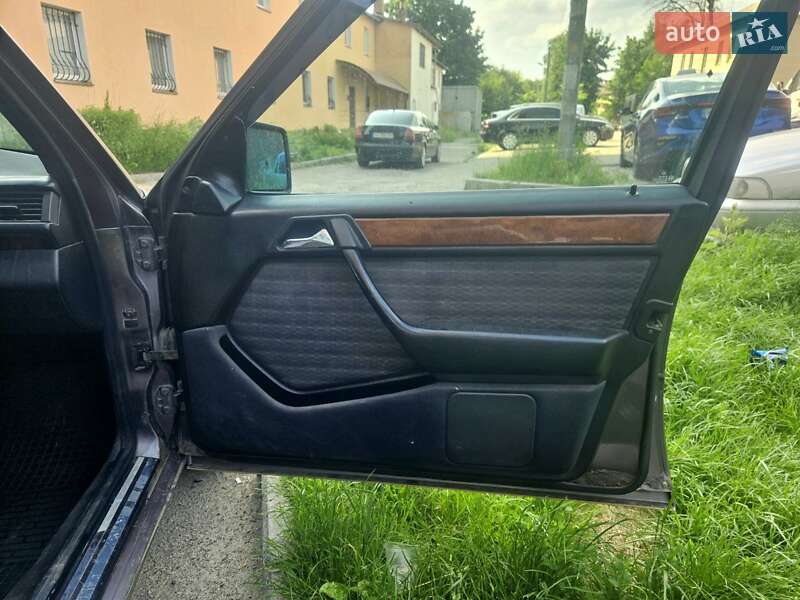 Седан Mercedes-Benz E-Class 1992 в Киеве