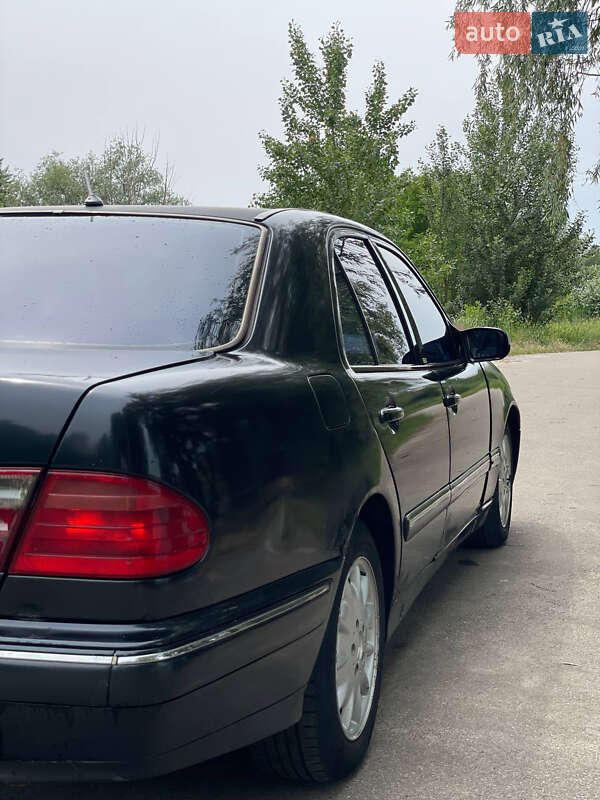 Седан Mercedes-Benz E-Class 2000 в Киеве
