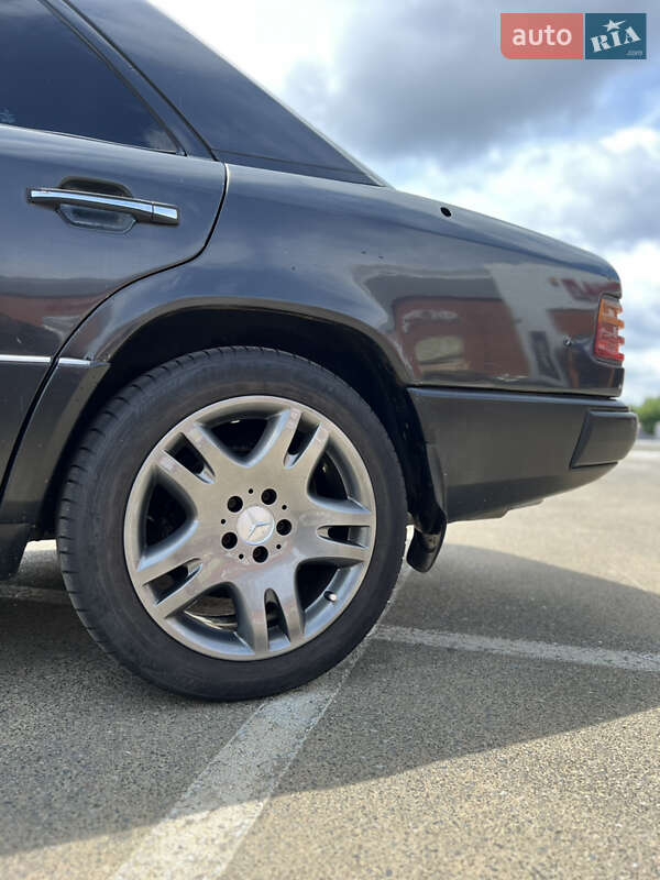 Седан Mercedes-Benz E-Class 1989 в Зарічному