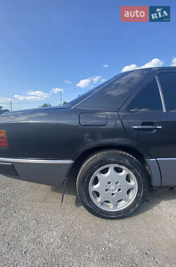 Седан Mercedes-Benz E-Class 1993 в 