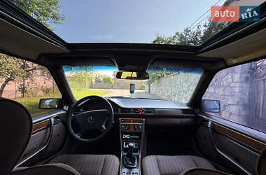 Седан Mercedes-Benz E-Class 1990 в 