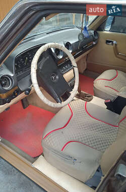 Седан Mercedes-Benz E-Class 1977 в 
