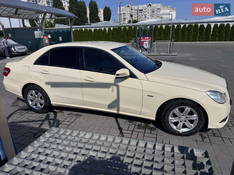 Седан Mercedes-Benz E-Class 2011 в Ужгороді