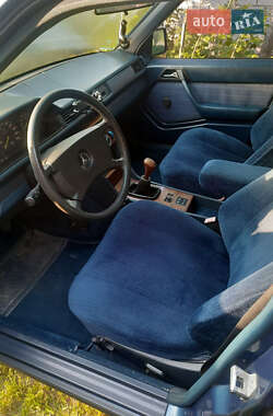 Седан Mercedes-Benz E-Class 1987 в 
