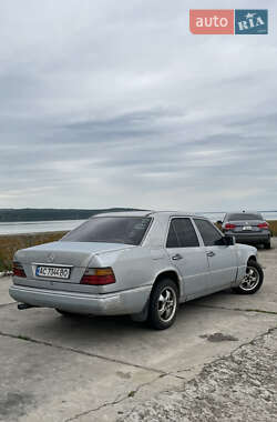 Седан Mercedes-Benz E-Class 1993 в Каневі