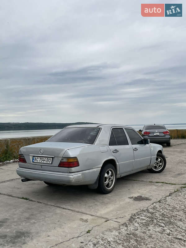 Седан Mercedes-Benz E-Class 1993 в 