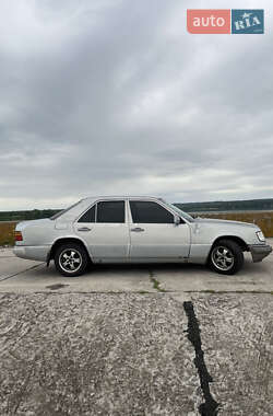 Седан Mercedes-Benz E-Class 1993 в 