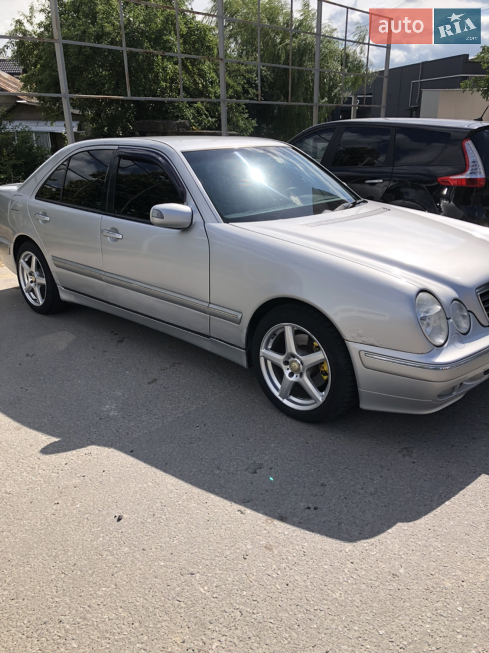 Авто в доброму технічному стані по кузову є рижики мотор масла не бере з до кументами порядок я власник в одних руках більше відьми років