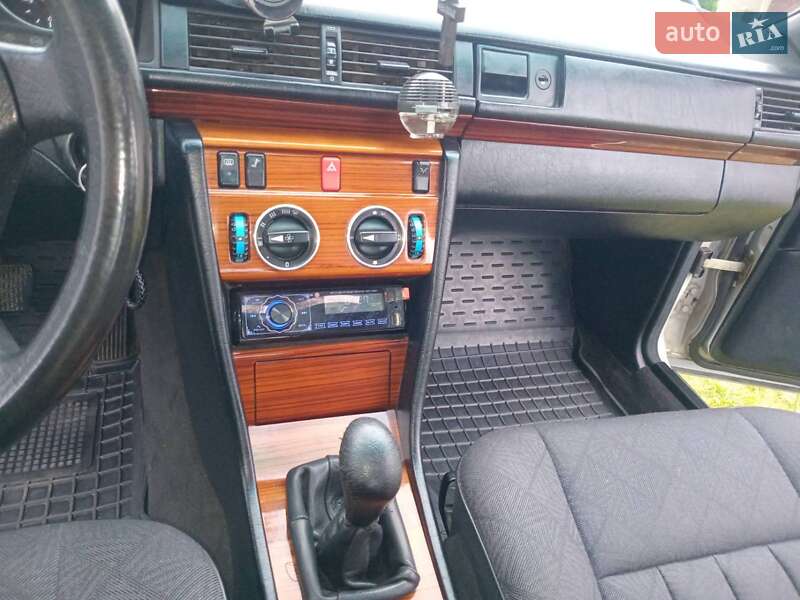 Седан Mercedes-Benz E-Class 1993 в Золочеві