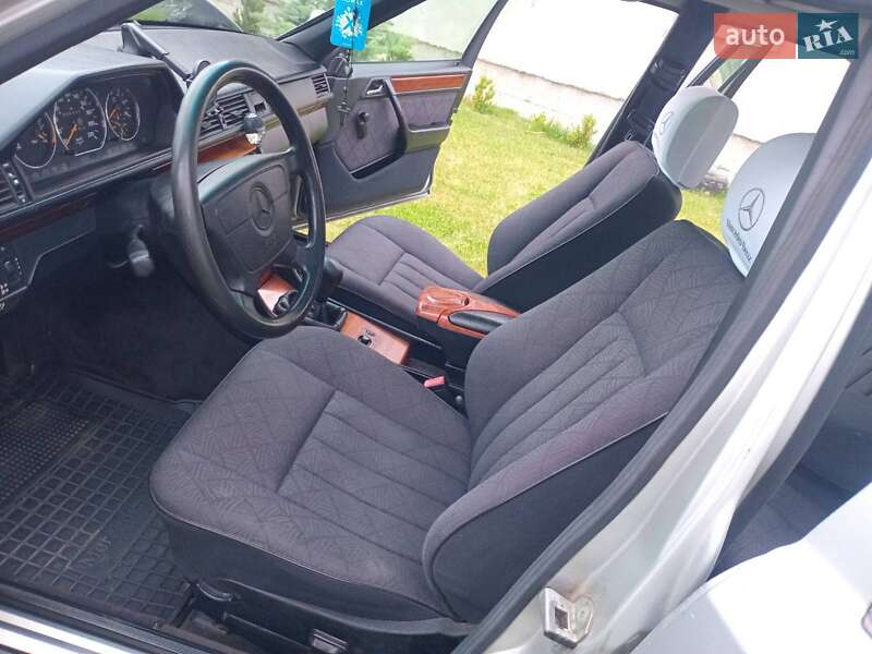 Седан Mercedes-Benz E-Class 1993 в Золочеві
