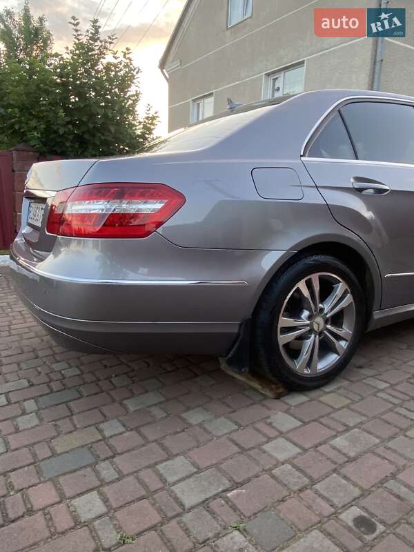 Седан Mercedes-Benz E-Class 2009 в Самборі