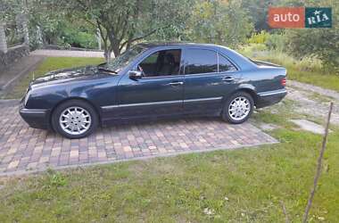 Седан Mercedes-Benz E-Class 2001 в 