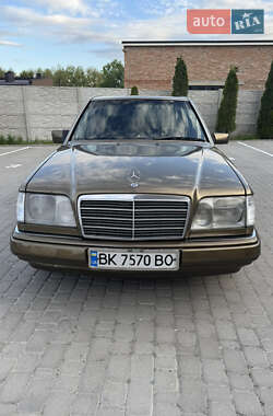 Седан Mercedes-Benz E-Class 1994 в Ровно