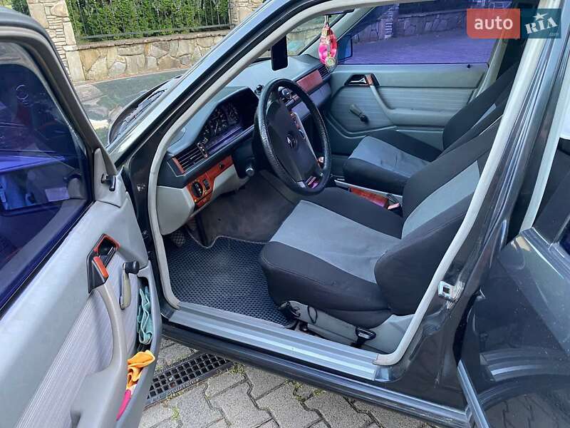 Седан Mercedes-Benz E-Class 1990 в Мостиске