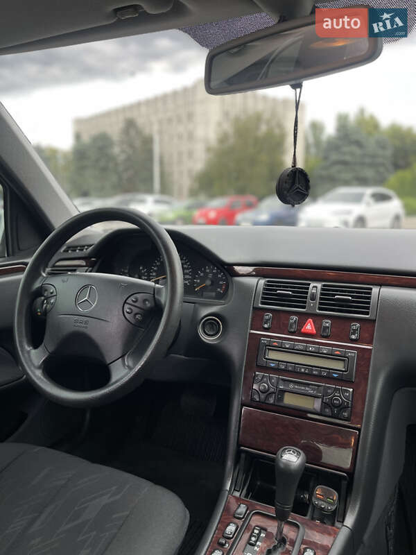 Седан Mercedes-Benz E-Class 2000 в Кременчуці
