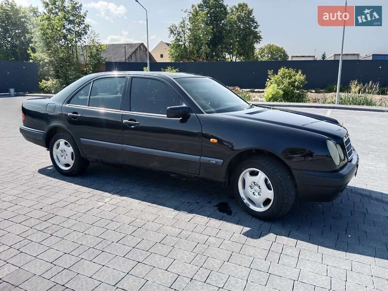 Седан Mercedes-Benz E-Class 1996 в Самборі