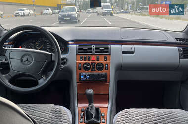 Седан Mercedes-Benz E-Class 1997 в 