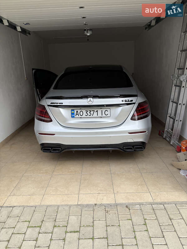 Седан Mercedes-Benz E-Class 2016 в Ужгороде