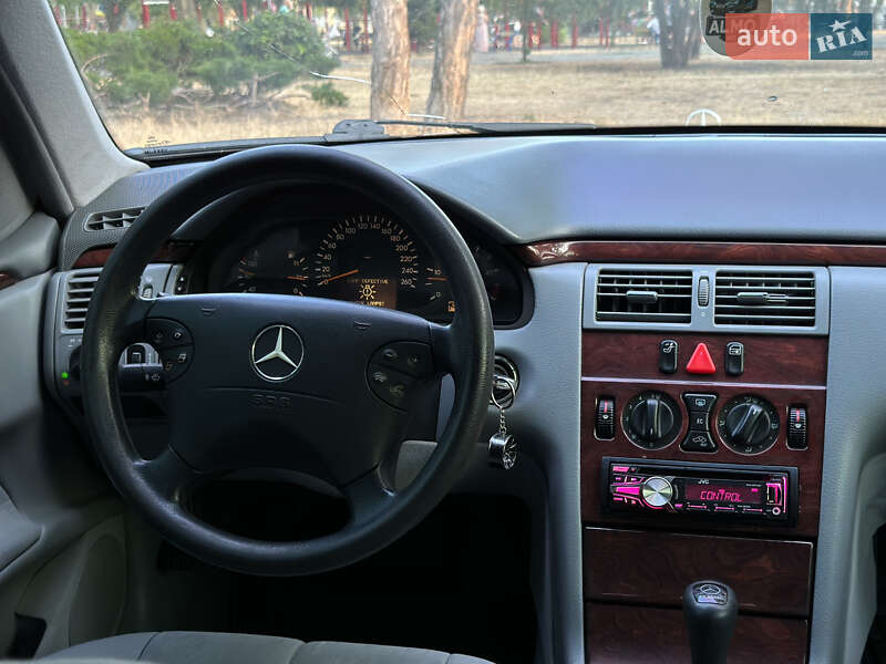 Седан Mercedes-Benz E-Class 2000 в Николаеве