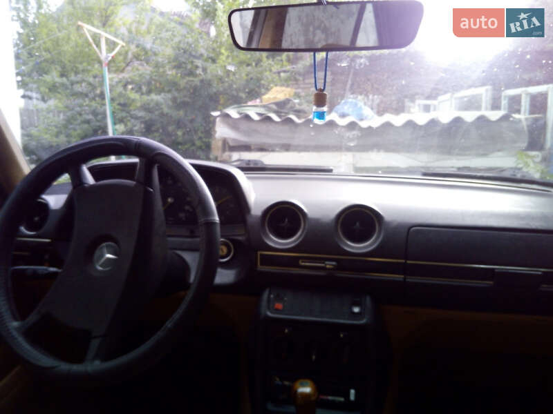Седан Mercedes-Benz E-Class 1981 в Славуті