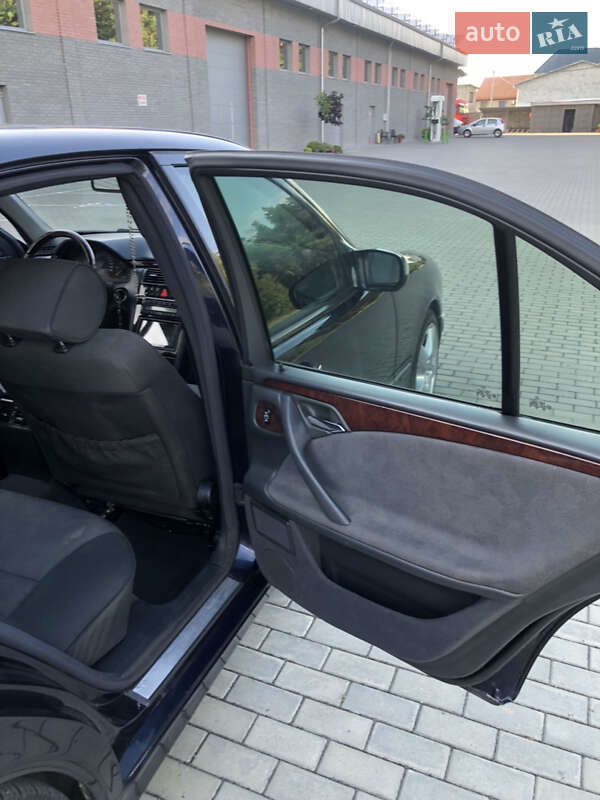 Седан Mercedes-Benz E-Class 2001 в Костополе