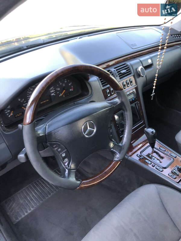 Седан Mercedes-Benz E-Class 2001 в Костополе