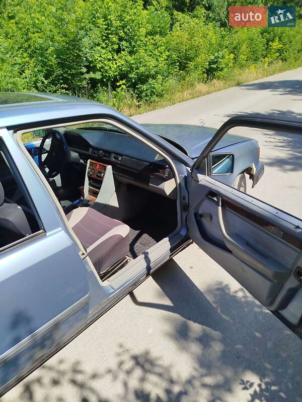 Седан Mercedes-Benz E-Class 1987 в Гусятине